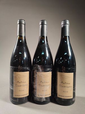 trois bouteilles de vin posées sur une table l'une à côté de l'autre