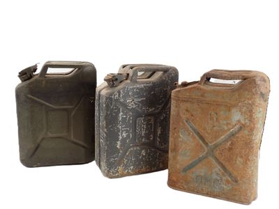 trois jerrycans sont alignés les uns à côté des autres sur un fond blanc
