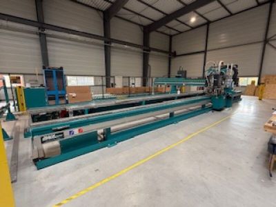 une grosse machine située au milieu d'un bâtiment