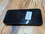 un téléphone portable posé sur une table en bois