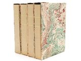 trois livres superposés sur une surface blanche