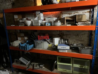 une étagère contenant de nombreux objets différents dans une pièce