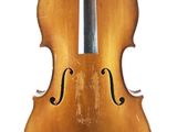 le dos d'un violon posé sur une table