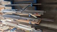 Dans un garage en face : contenu des stocks comprenant des b…