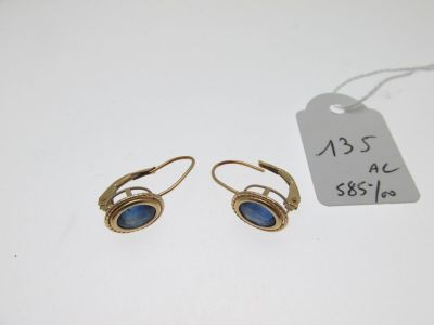 une paire de boucles d'oreilles en or ornées de pierres bleues