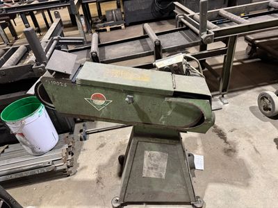 une machine posée sur une table dans une pièce