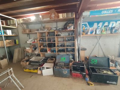 une pièce dans laquelle se trouvent de nombreux objets