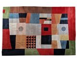 un tapis multicolore orné d'un motif géométrique