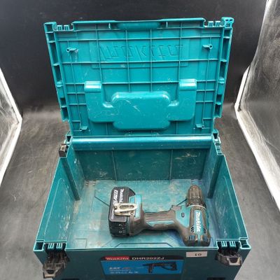 une boîte à outils bleue contenant une perceuse sans fil