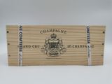 gros plan d'une boîte en bois portant une étiquette