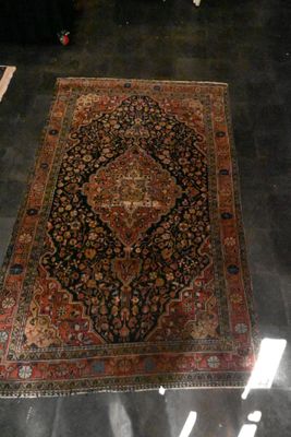 un tapis posé à même le sol dans une pièce en cours de rénovation