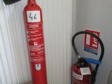 un extincteur à côté d'une lance à incendie