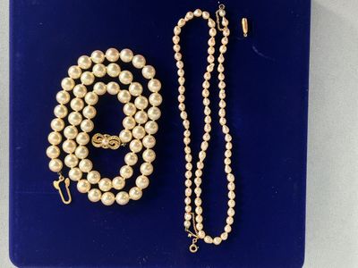 un gros plan sur un collier et une chaîne posés sur un plateau bleu