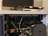 une photo d'une armoire informatique sur laquelle est posé un écran