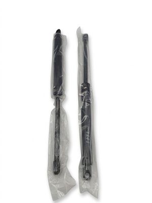 deux stylos emballés dans du plastique, posés sur une surface blanche