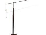 le lampadaire repose sur un pied métallique surmonté d'une lampe