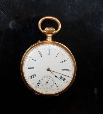 une montre de poche en or avec des chiffres romains