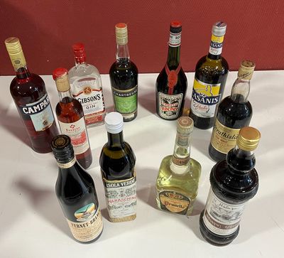 de nombreuses bouteilles d'alcool posées les unes à côté des autres sur une table