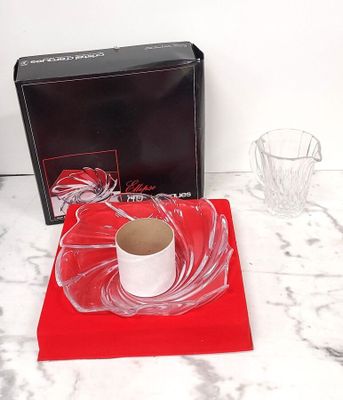 un rouleau de papier toilette posé sur une table à côté d'un verre d'eau