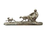 statue représentant un homme et deux chiens assis sur un banc