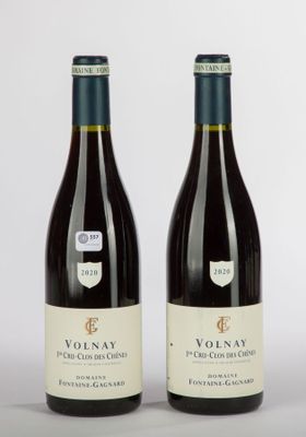 deux bouteilles de vin posées l'une à côté de l'autre sur une table