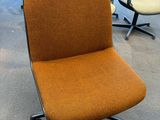 une chaise qui se trouve au milieu d'une pièce