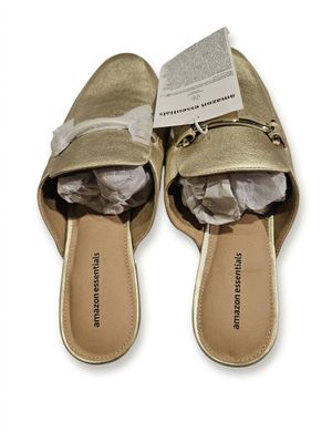 chaussons en cuir doré, ornés d'un nœud sur la pointe et d'une étiquette au talon
