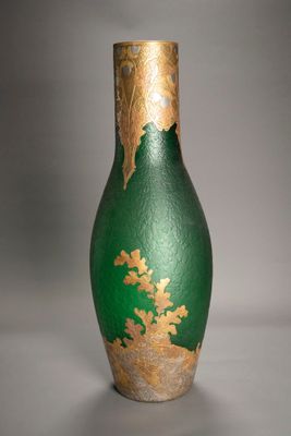 un vase vert orné d'un motif à la feuille d'or