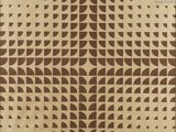 une vieille photo montrant un motif marron et blanc sur un mur