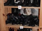de nombreuses paires de chaussures sur les étagères de la pièce