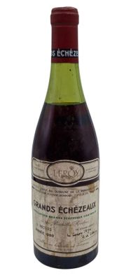 une bouteille de vin posée sur une table