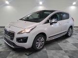 la photo d'une petite voiture blanche garée dans un garage