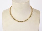 gros plan d'un mannequin portant un collier