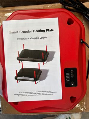 une boîte rouge contenant trois types différents de plaques chauffantes