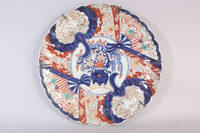 une assiette décorative ornée d'un motif bleu et rouge