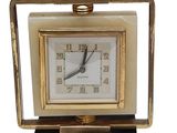 l'image d'une petite horloge avec un cadre doré sur fond blanc