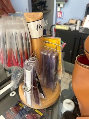 une personne qui tient un sac contenant du vernis à ongles