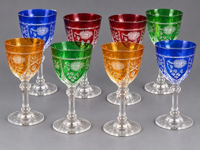 six verres en cristal de couleurs différentes sont alignés en rangée