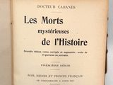 un livre ouvert posé sur une table, avec une étiquette de prix dessus