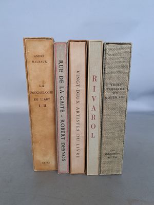 plusieurs vieux livres sont empilés sur une table