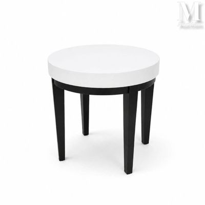 un gros plan sur une petite table blanche aux pieds noirs