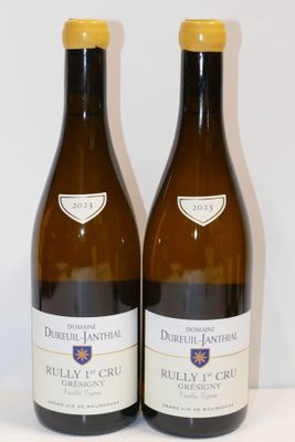 deux bouteilles de vin posées sur une table l'une à côté de l'autre