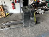 une photo d'un chariot élévateur garé dans un garage