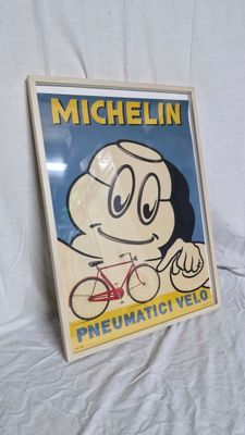 photo encadrée représentant un personnage de dessin animé à vélo