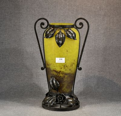 une image représentant un vase jaune surmonté d'un oiseau