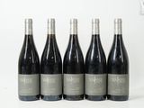 six bouteilles de vin sont alignées sur une surface blanche