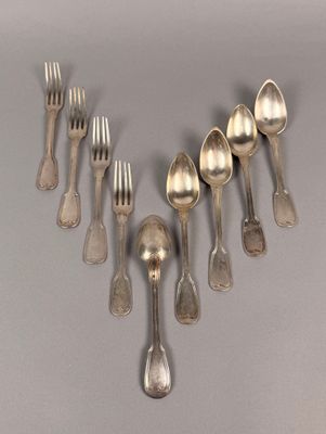 beaucoup de cuillères et de fourchettes en argent sur une table