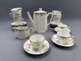 un grand nombre de tasses et de soucoupes sur une table