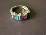 une photo d'une bague à trois pierres posée sur une table
