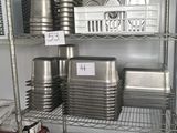 de nombreuses casseroles et poêles sur les étagères de la cuisine